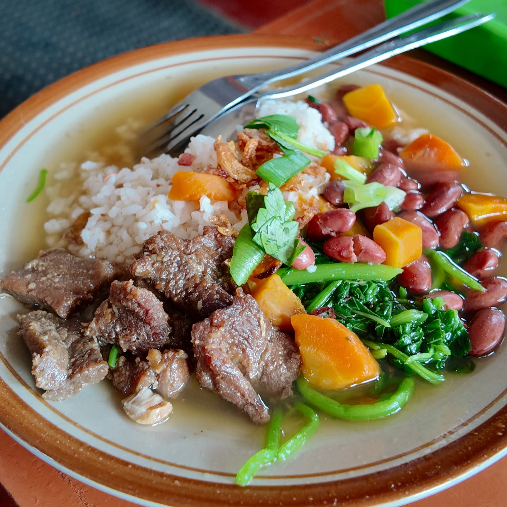 A bowl of Sop Senerek served with rice