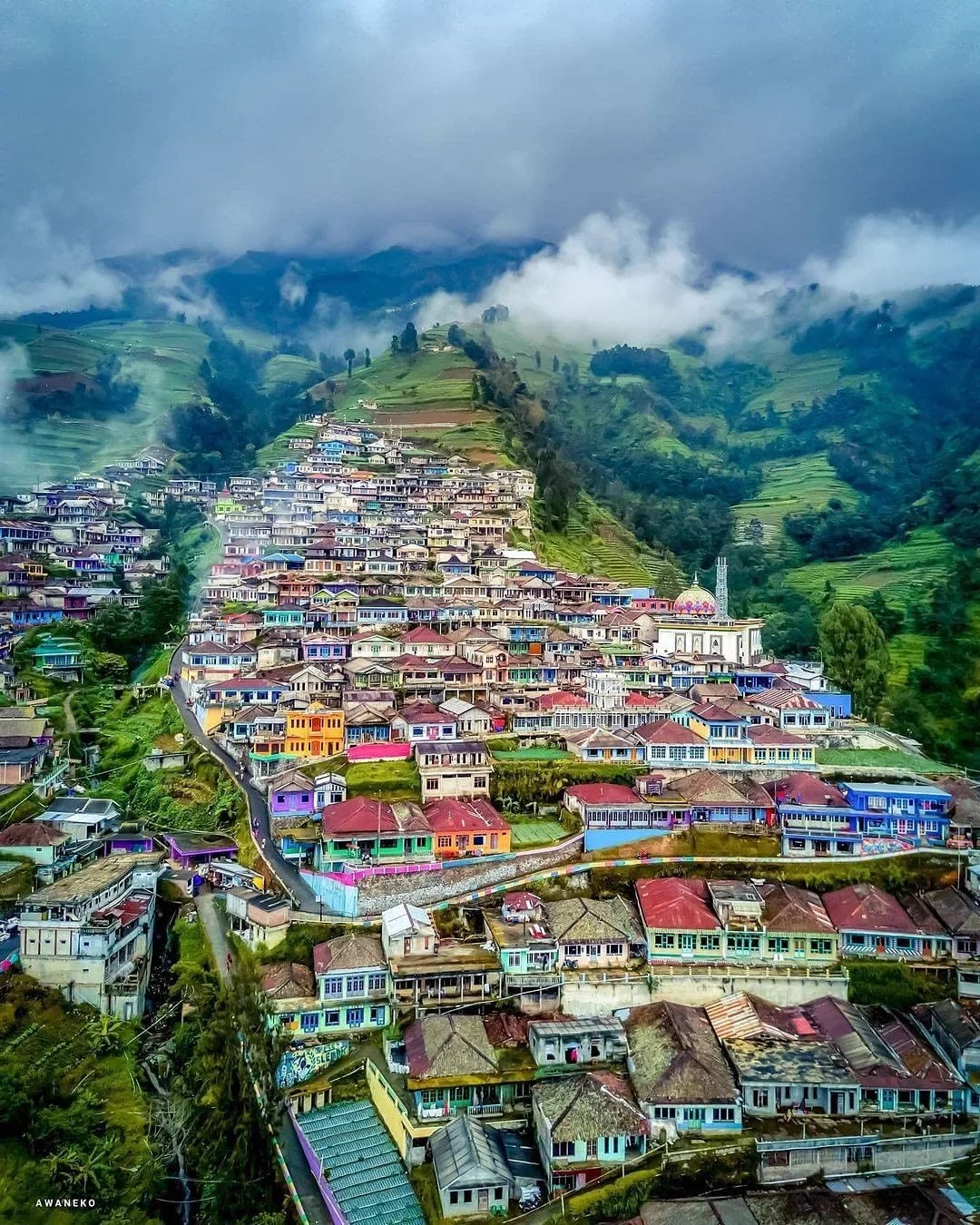 A house and garden on the slope at Nepal Van Java