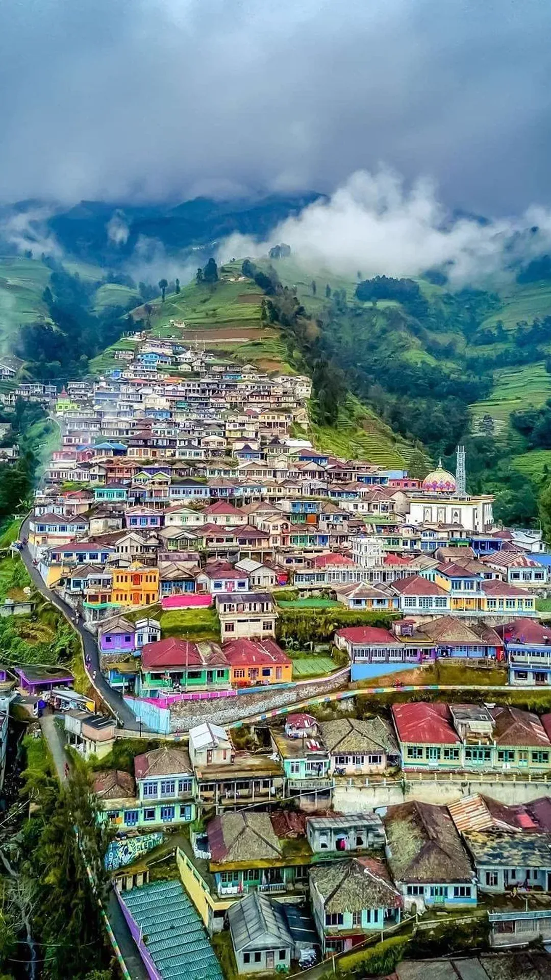 Wallpaper of a house and garden settled into the slope at Nepal Van Java