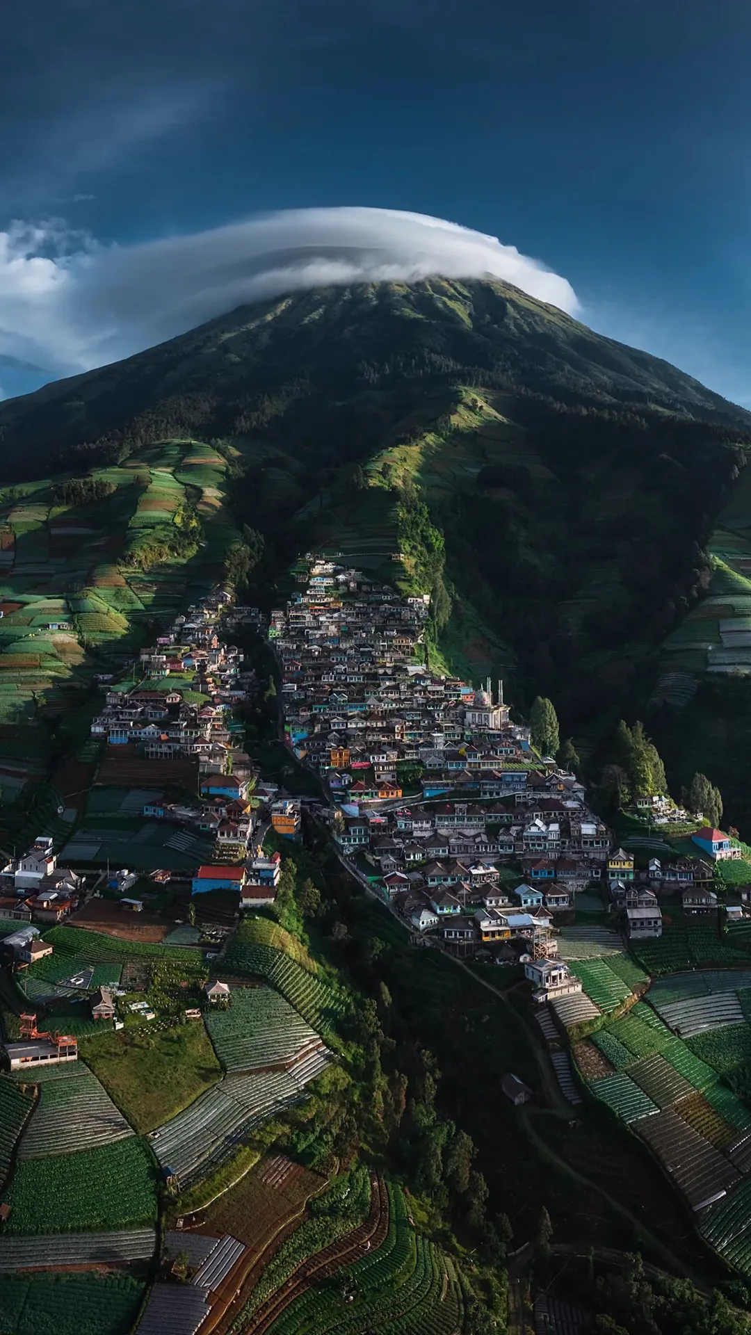 Wallpaper of a long view down the village slope of Nepal Van Java